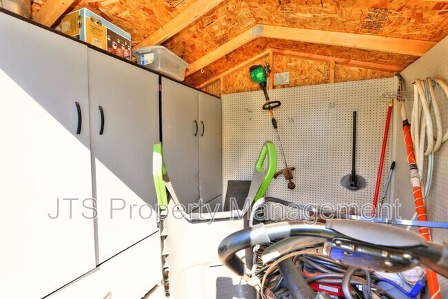 Building Photo - 2128 W La Loma Dr