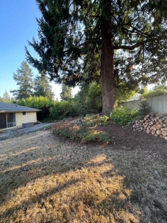Building Photo - 3Bd/1.75Ba Shoreline House