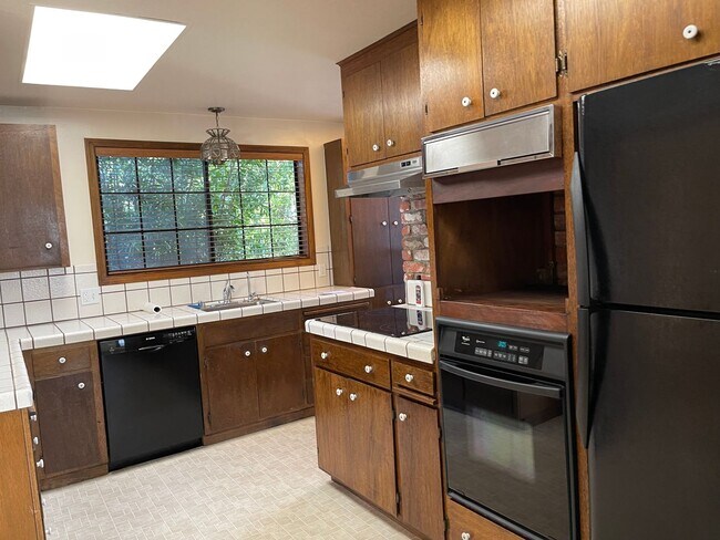 Building Photo - 535 Upham St