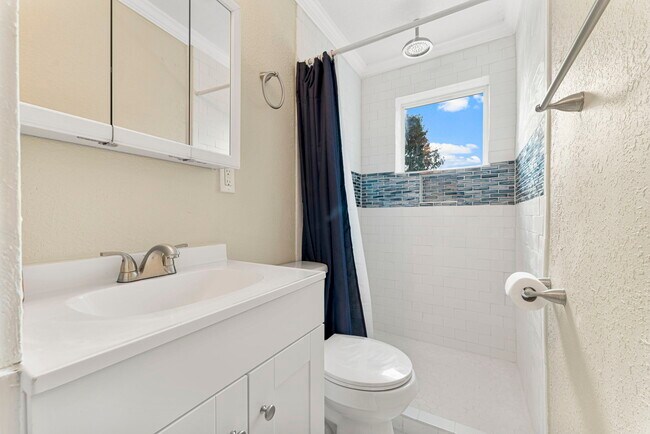 Building Photo - 1020 E 14th St