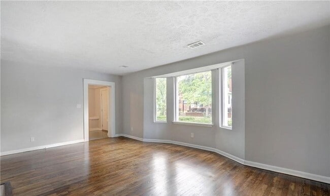 Building Photo - Exceptional Eastside Bungalow