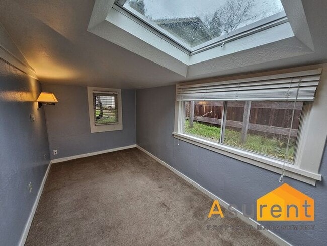 Building Photo - MOVE IN SPECIAL HALF OFF FIRST MONTHS RENT...