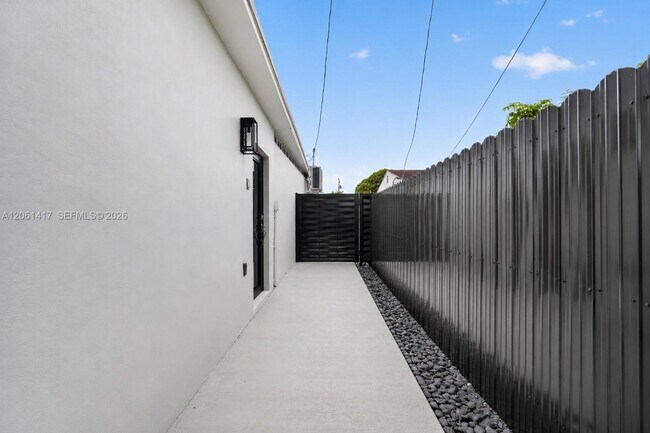 Building Photo - 1011 NW 30th Ct