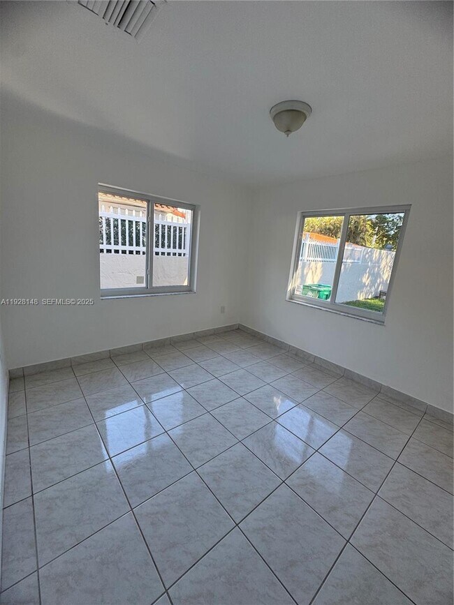 Building Photo - 3021 SW 2nd Ave