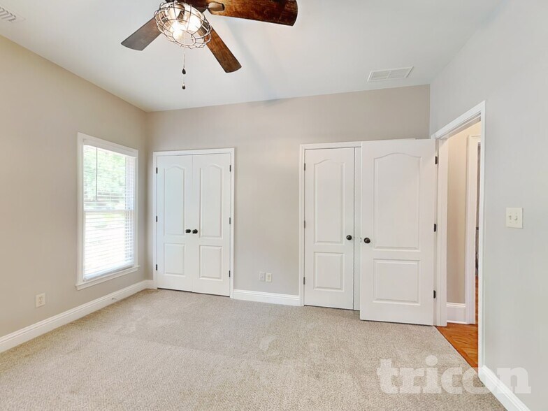 Building Photo - 5840 Cool Springs Dr