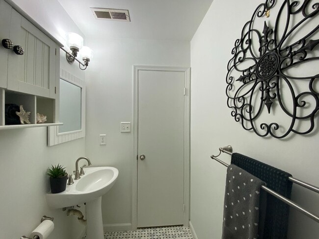 Building Photo - Charming Ranch-Style Home With Garage Avai...