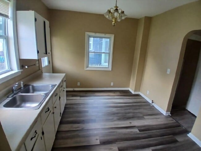Building Photo - 4 Bed 1 Bath