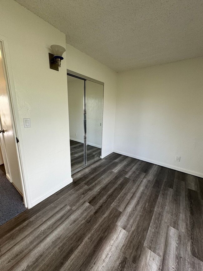 Building Photo - Partly Furnished 2 bedroom 1 bath