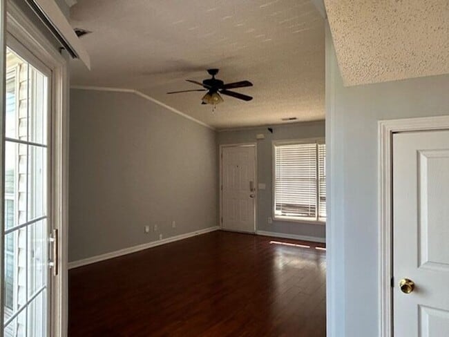 Building Photo - Nice 2 bedroom 2 bath home