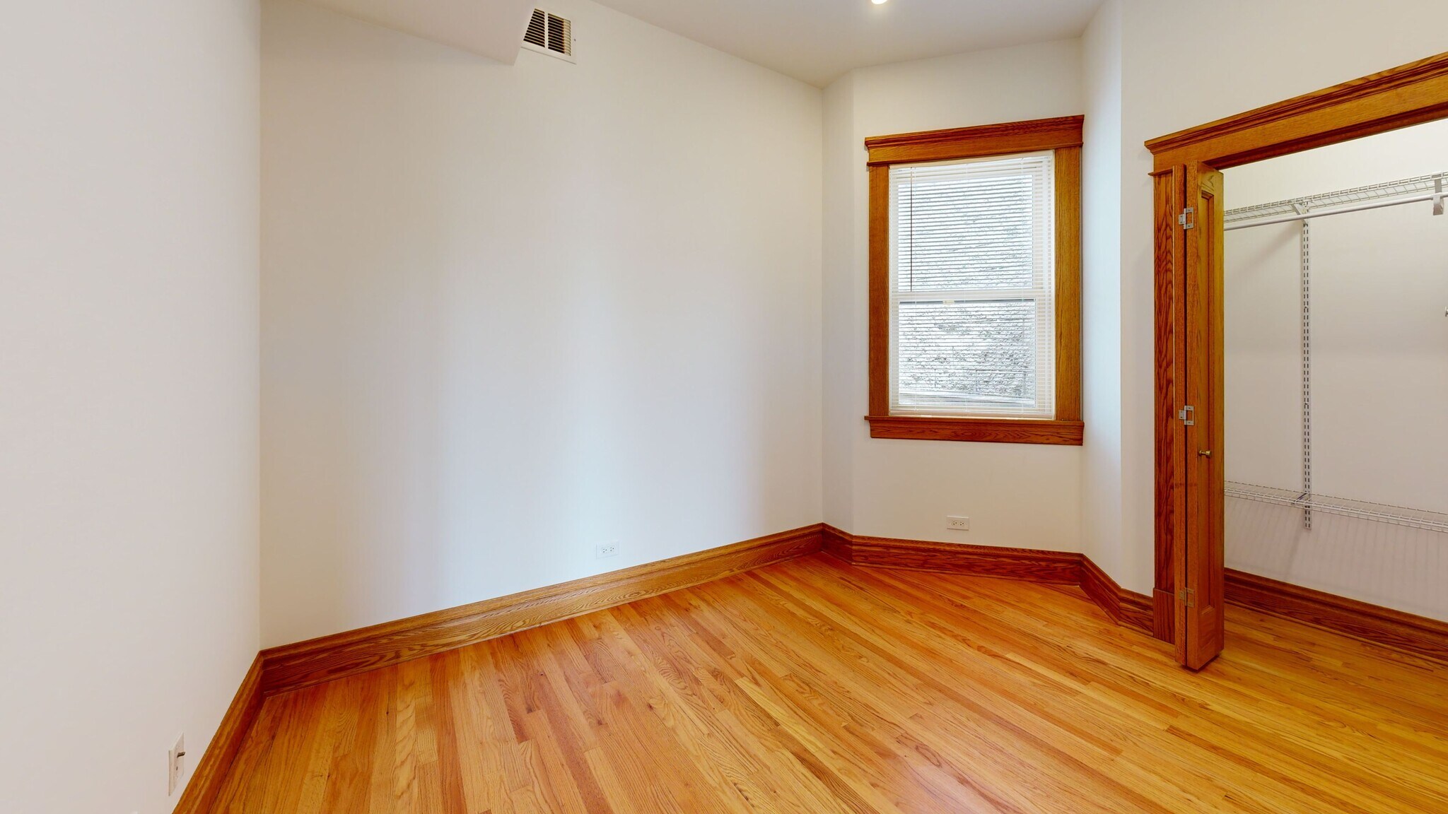 Building Photo - 3406 N Sheffield Ave