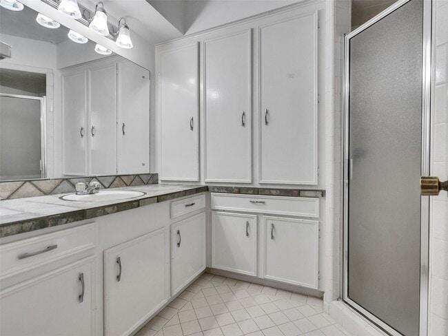 Building Photo - 418 Oakhill Dr