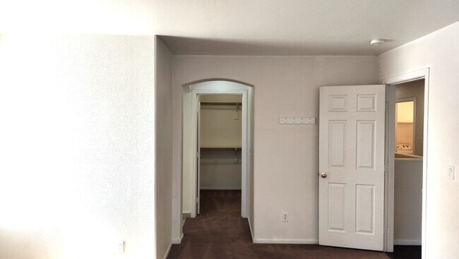 Building Photo - Spacious 4-Bedroom in Gated Copper Creek w...