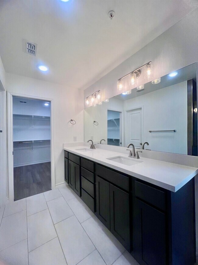 Building Photo - 9910 Bijan Dr