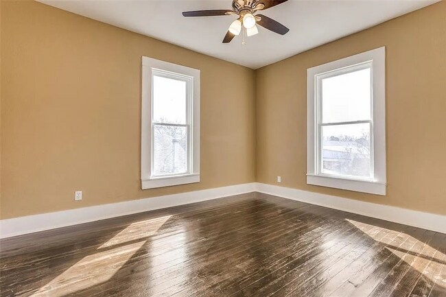 Building Photo - 423 E Sears St