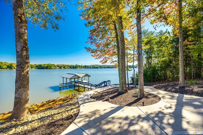 Building Photo - Beautiful Short term 2 bedroom 2 bath full...