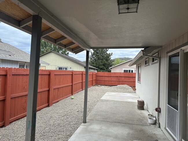 Building Photo - 2210 SW Bridge St