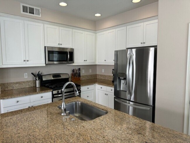 Building Photo - Stunning 2 bed 2.5 bath Solar Powered Town...