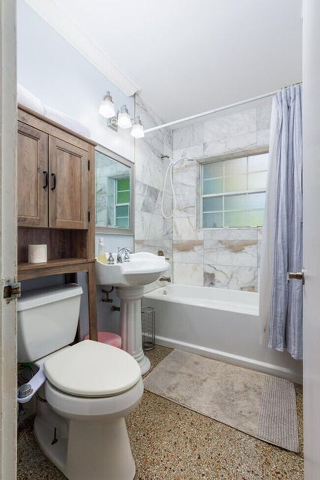 Building Photo - 145 SE 3rd Ave