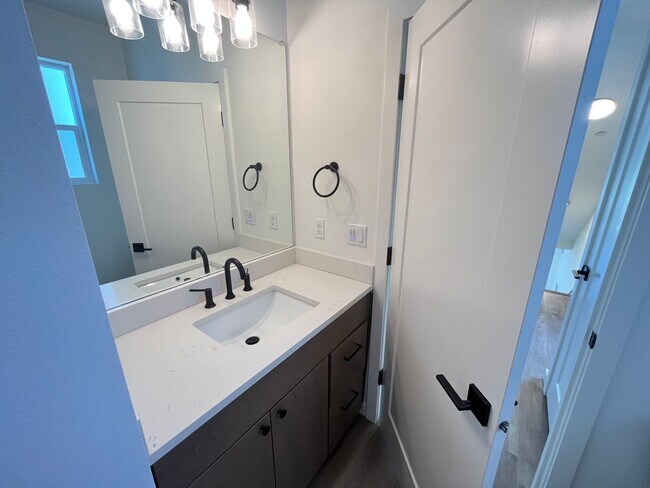 Building Photo - Beautiful 4Bd + 3Ba Home in North Portland...
