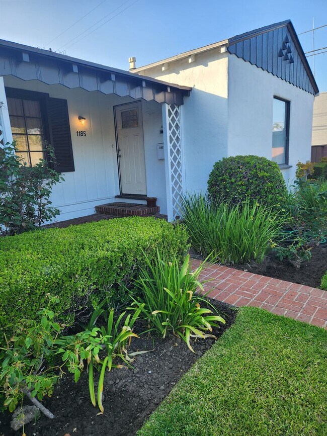 Primary Photo - Miracle Mile 3bed/2 bath House with two Gated Yards for Lease!