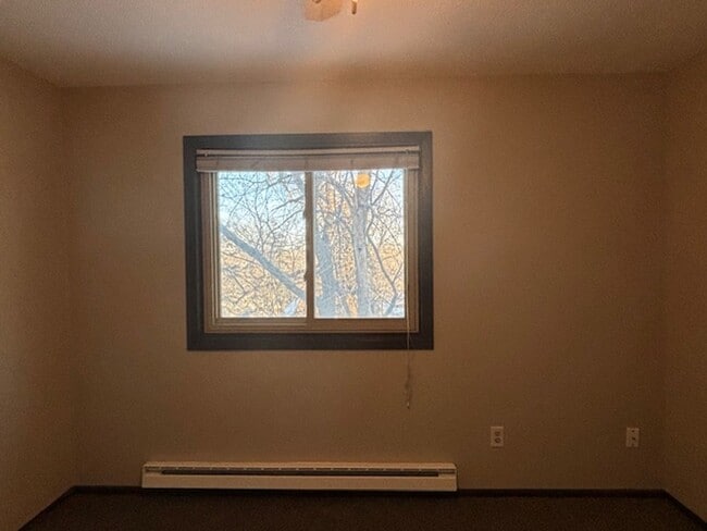 Building Photo - Awesome 2 BR/1.5 BA Townhome in St. Paul!