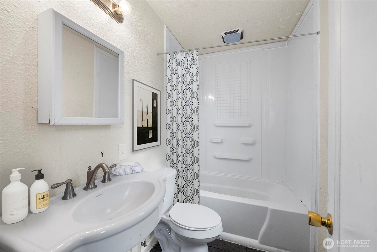 Building Photo - 9664 Bridgeport Way SW