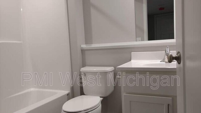 Building Photo - 546 W Elm St