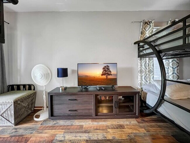 Building Photo - FULLY FURNISHED 2BR Condo