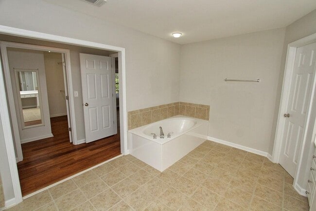 Building Photo - 5057 Bethpage Dr NE
