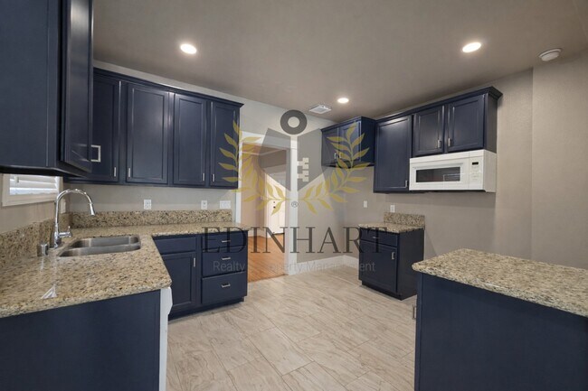 Building Photo - 1105 N College Ave