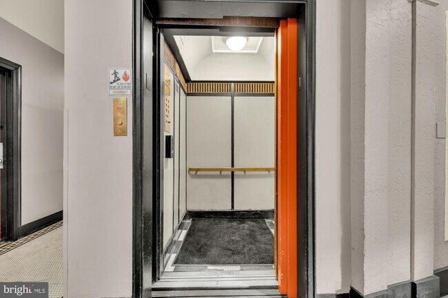 Building Photo - 1615 Kenyon St NW
