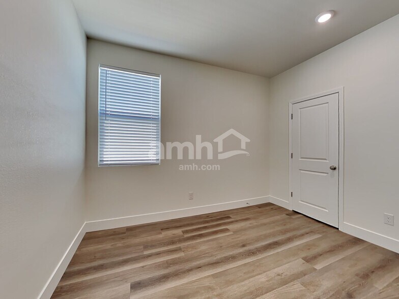 Building Photo - 858 English Primrose St