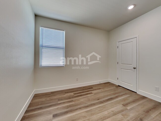Building Photo - 874 English Primrose St