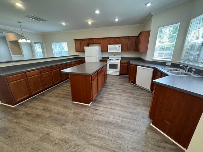 Building Photo - 3 Bed END UNIT! AVAILABLE NOW!