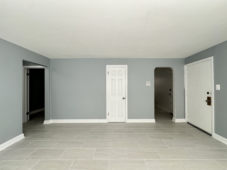 Building Photo - 6721 N California Ave