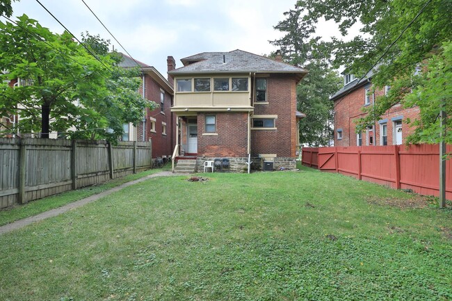Building Photo - 1611 Summit St