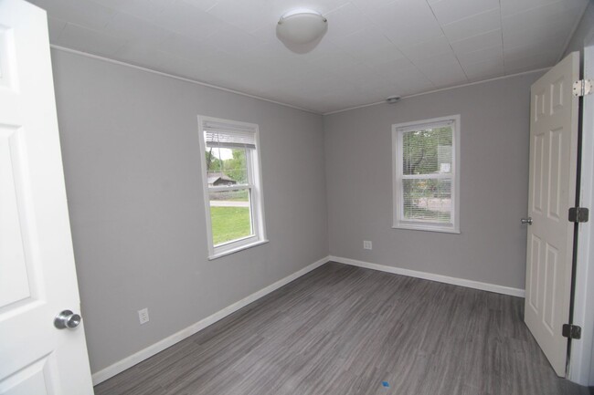 Building Photo - Newly Rehabbed 1-Bedroom Home – Pet Friend...