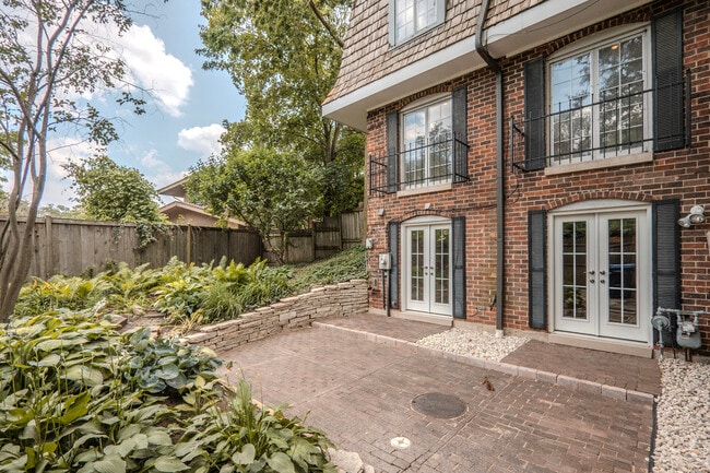 Building Photo - 3036 Highland Ave