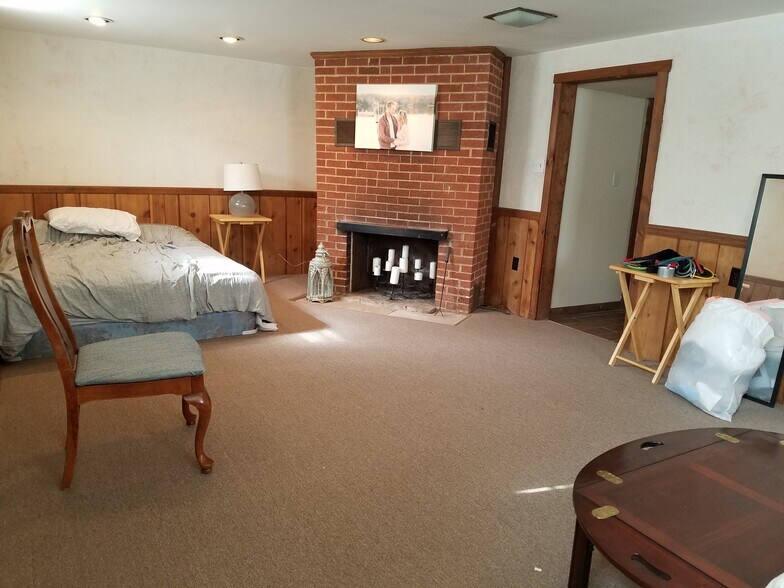 Basement familyroom - 121 Grove Ave