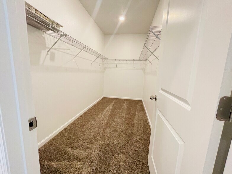 Primary Walk-in Closet - 1424 Brentwood Dr