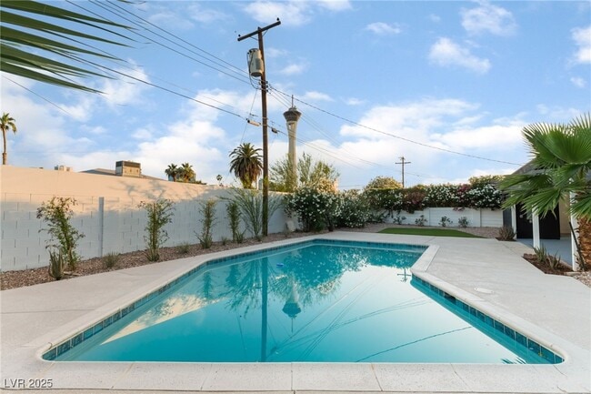 Building Photo - 548 E Oakey Blvd