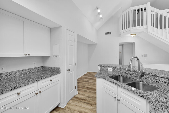 Building Photo - 13700 Richmond Park Dr N