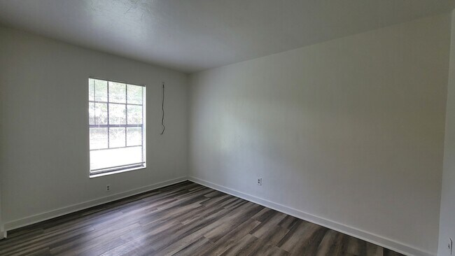 Building Photo - 5808 NW 25th Terrace