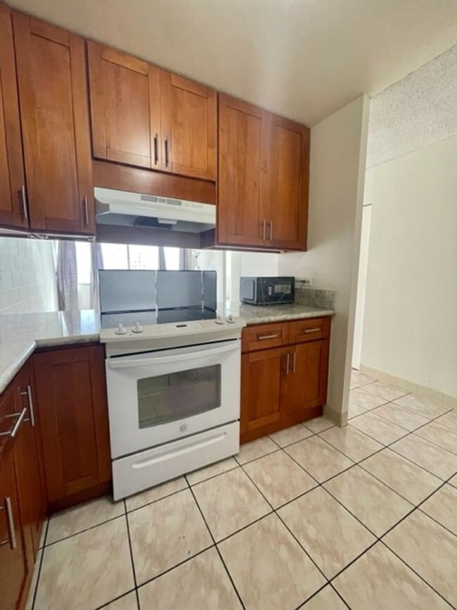Building Photo - Charming 1-Bedroom, 1-Bath Likini West Unit – Available August 5, 2026