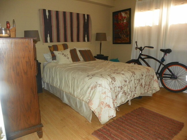 Building Photo - 6815 E 2nd St