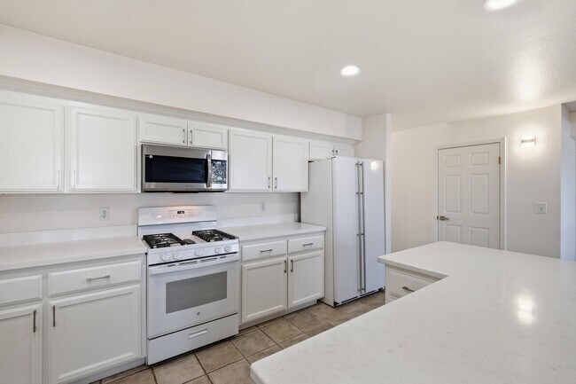 Building Photo - Great Townhome with Attached Garage!