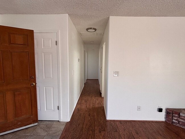 Building Photo - Beautiful Stallion Springs Home With A View!