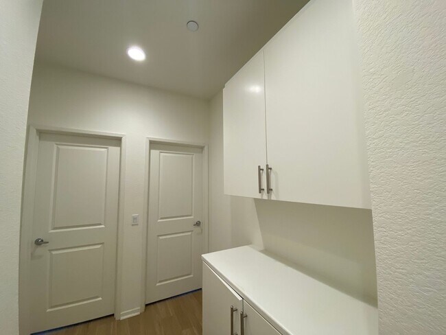 Building Photo - 3 bed, 3.5bath wihtin The Pacific Ridge Community in Oceanside