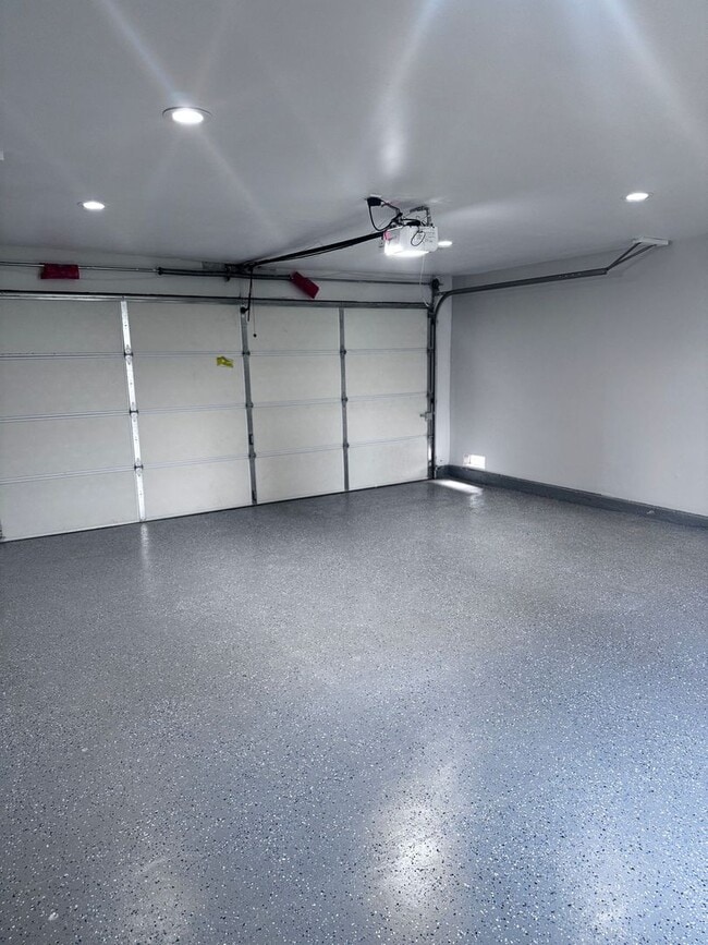 Building Photo - Spacious 3 Bed 2 Bath in Enderle Gardens: ...