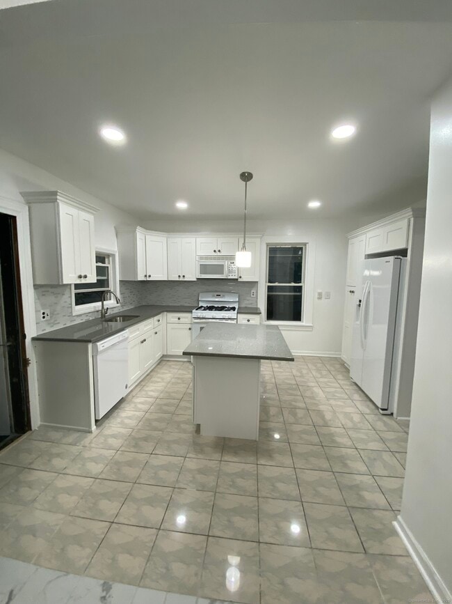 Building Photo - 157 N Oak Ave